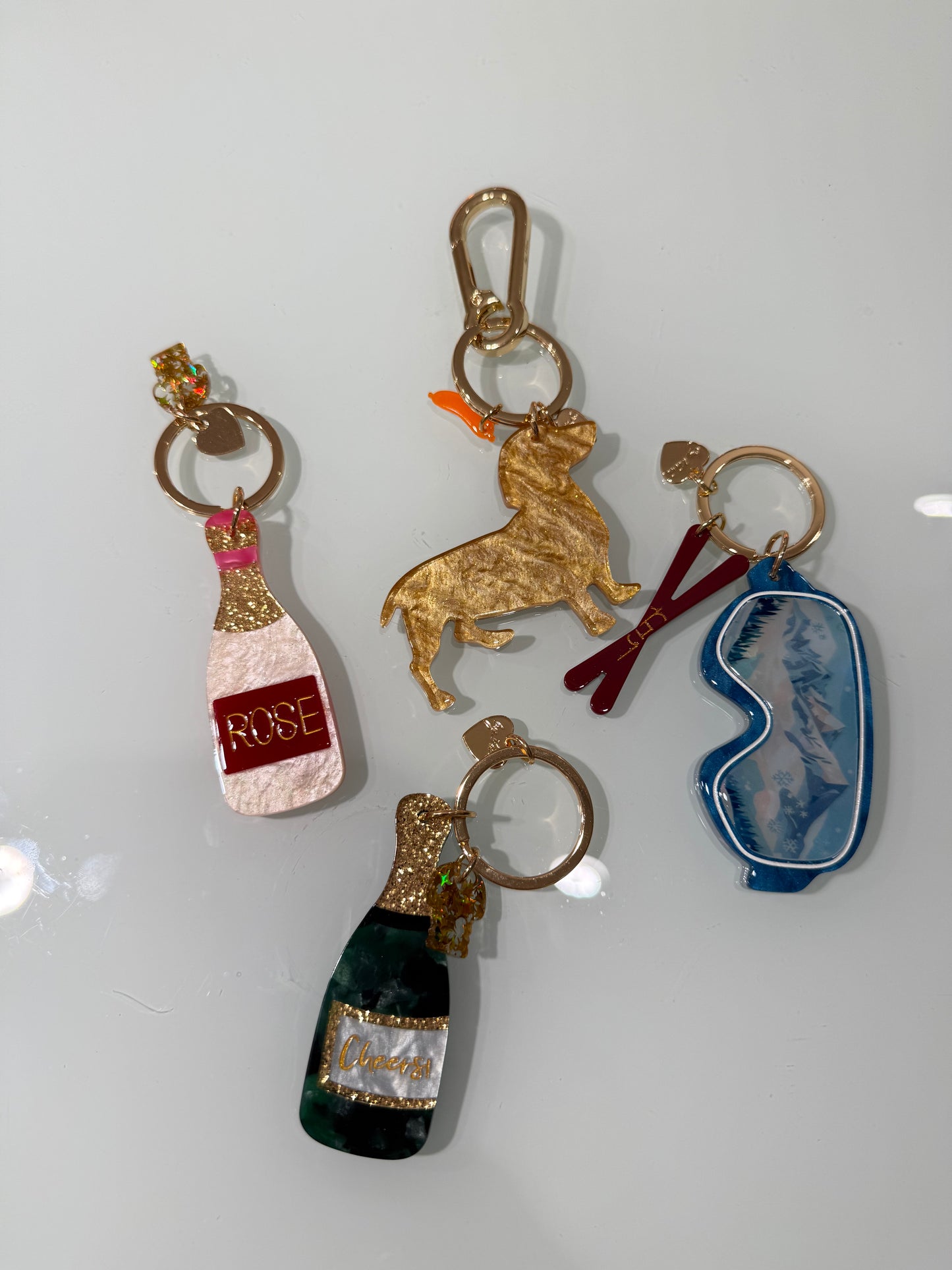 verschiedene Taschen- / Schlüsselanhänger aus Acrylharz oder Perlen oder Leder