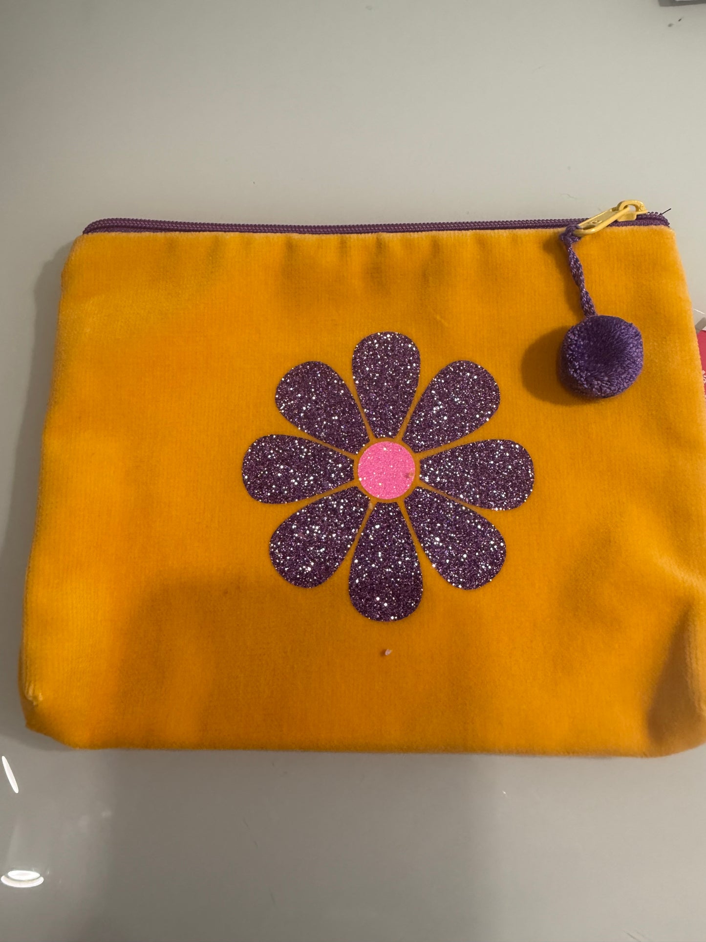 Verschiedene Samttascherl mit diversen Aufdrucken