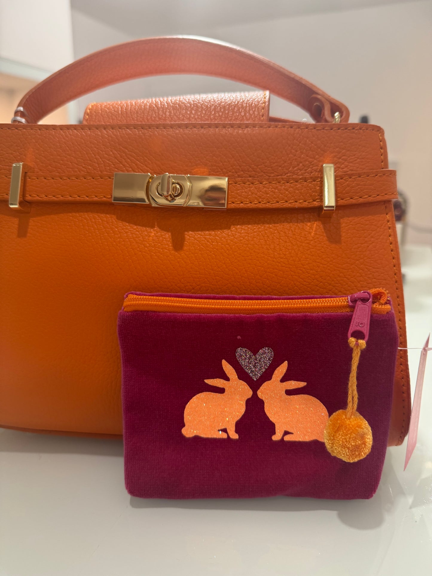 Verschiedene Samttascherl mit diversen Aufdrucken