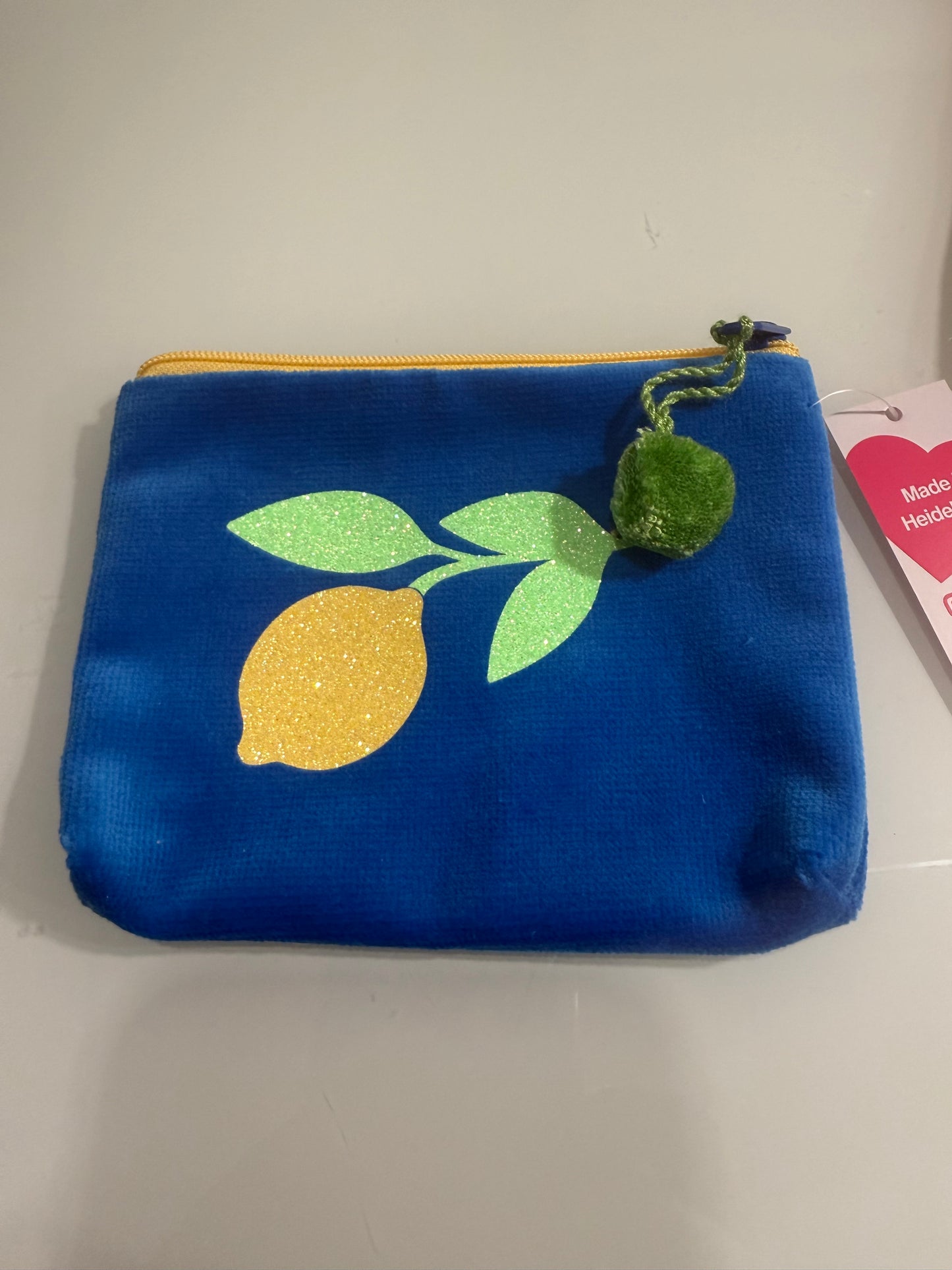 Verschiedene Samttascherl mit diversen Aufdrucken