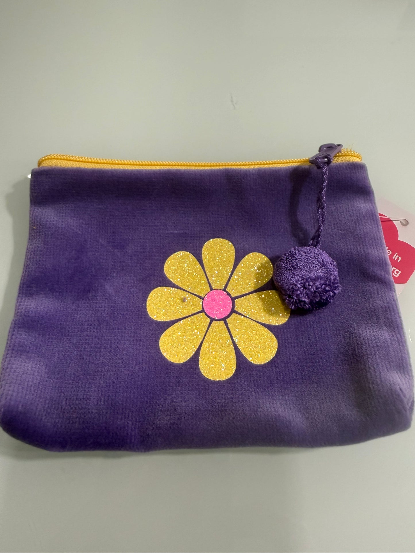 Verschiedene Samttascherl mit diversen Aufdrucken