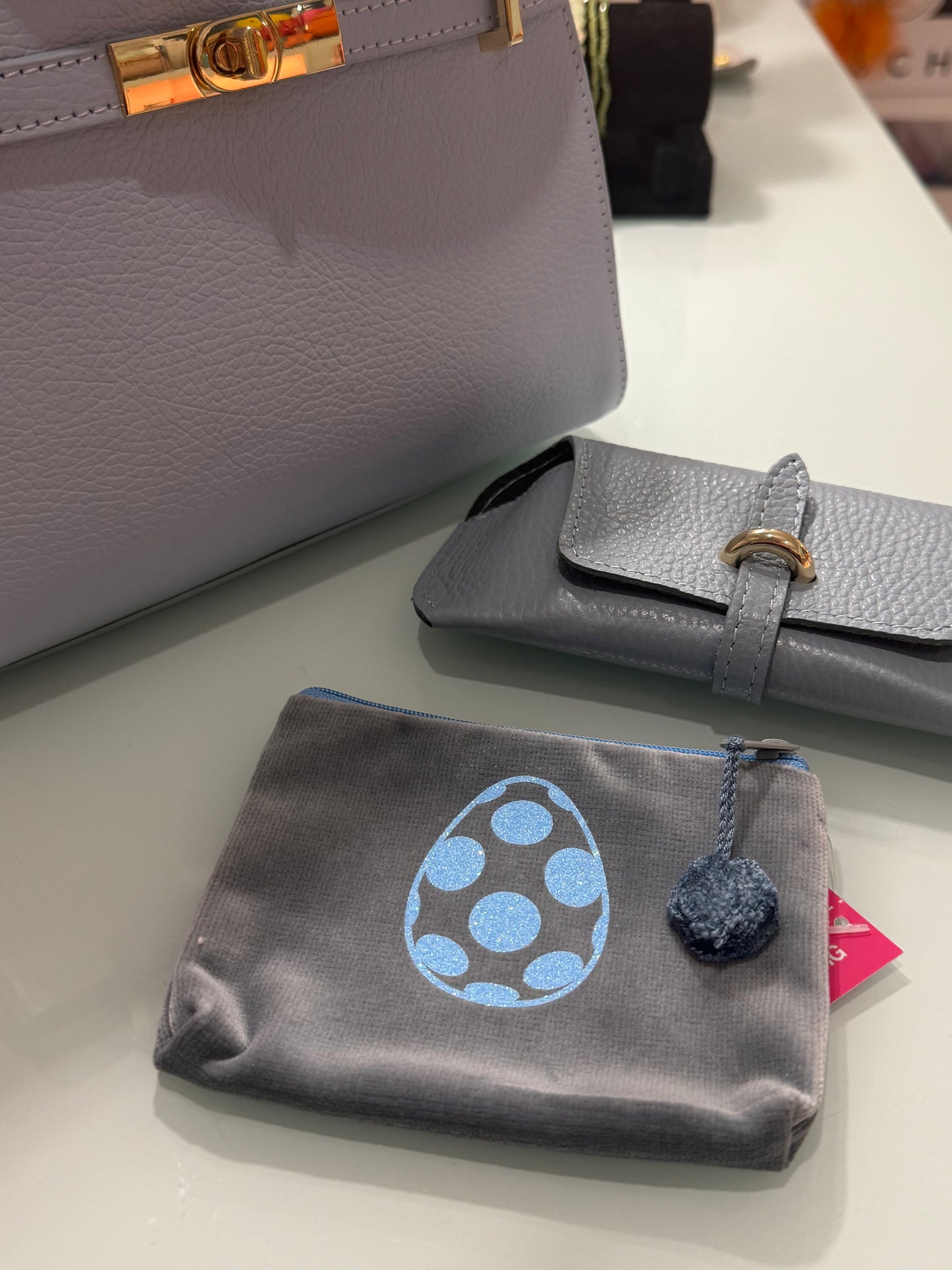 Verschiedene Samttascherl mit diversen Aufdrucken