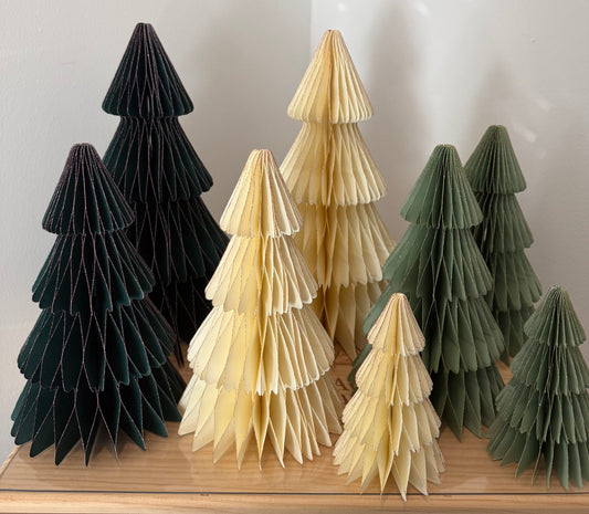 Christbäume aus Papier