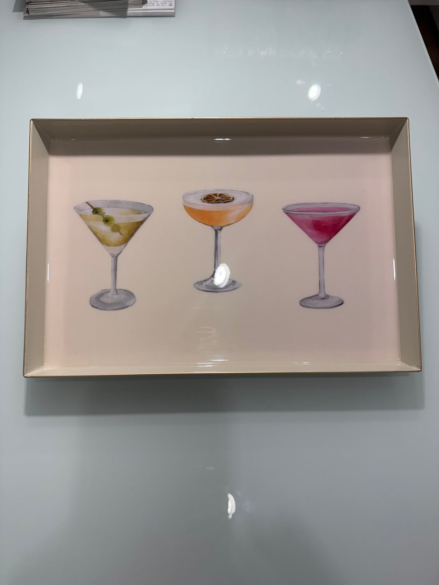 Verschiedene dekorative Metalltabletts