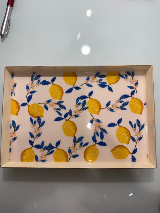 Verschiedene dekorative Metalltabletts