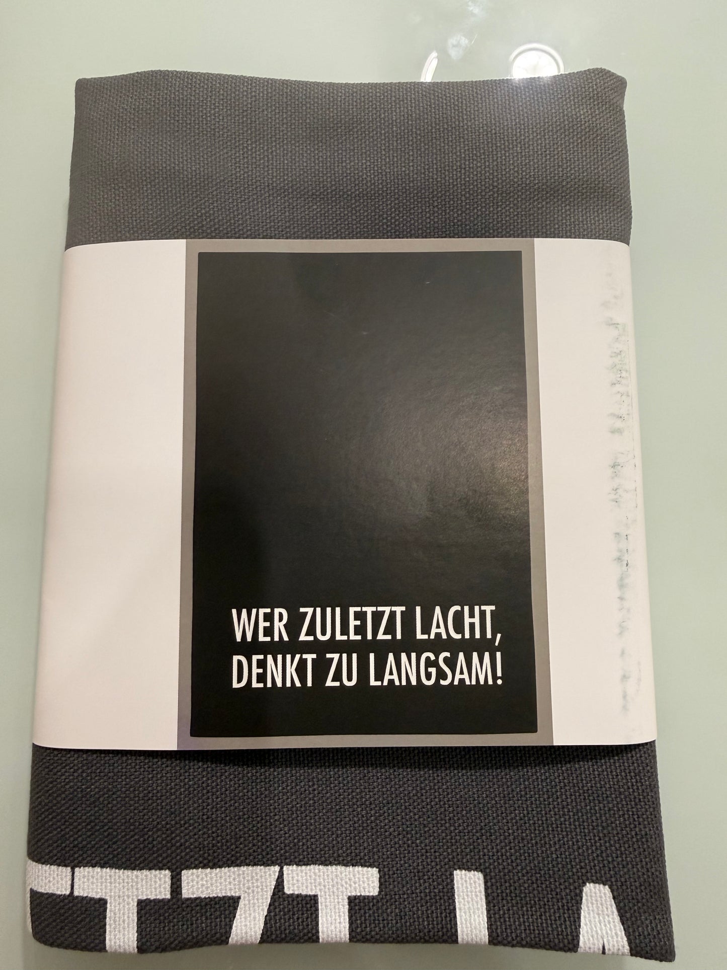 Verschiedene Geschirrtücher mit Motiv oder Text