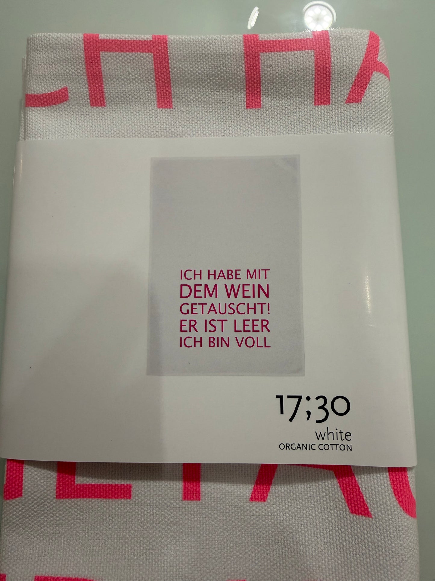 Verschiedene Geschirrtücher mit Motiv oder Text