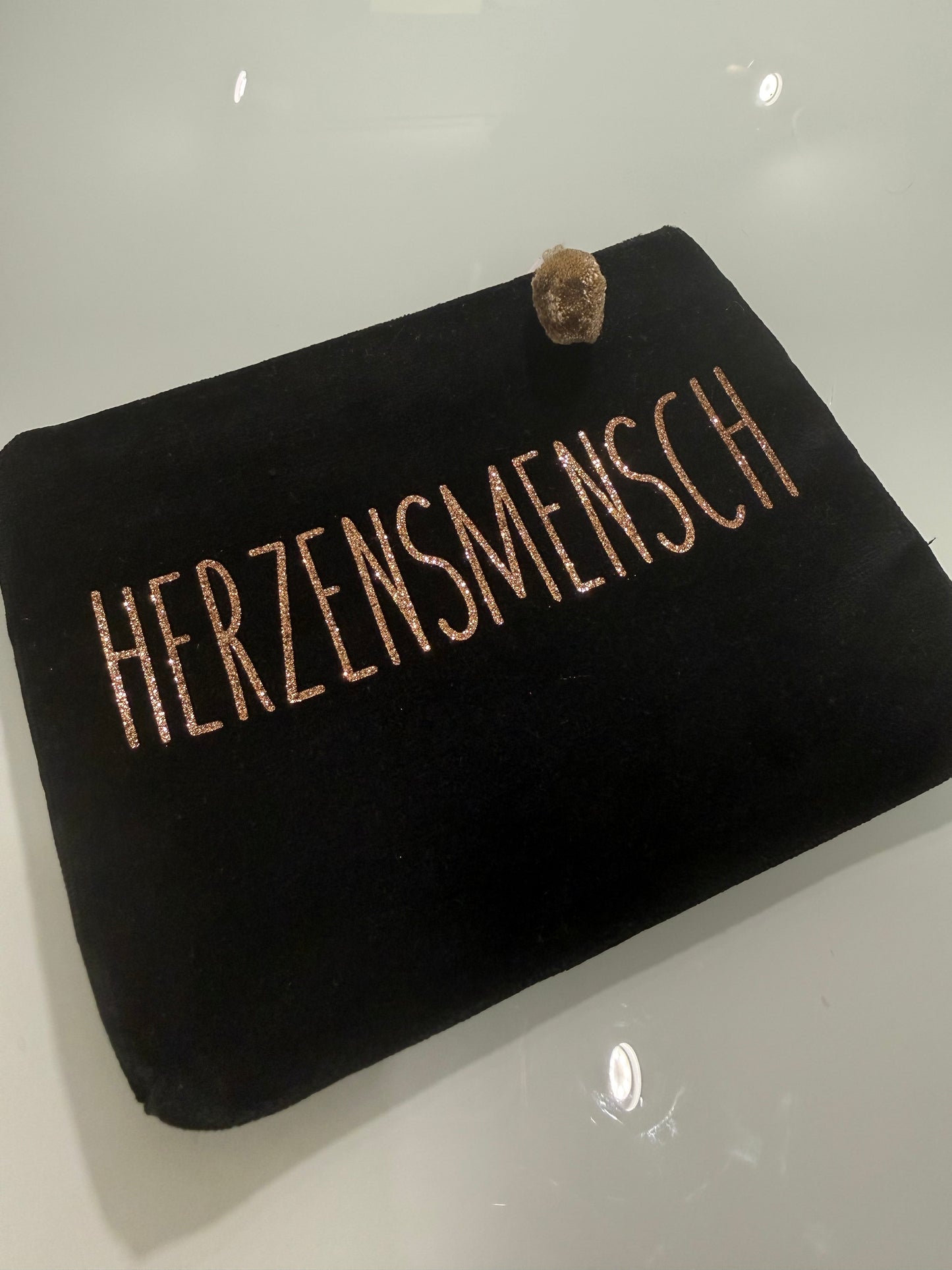 Verschiedene Samttascherl mit diversen Aufdrucken