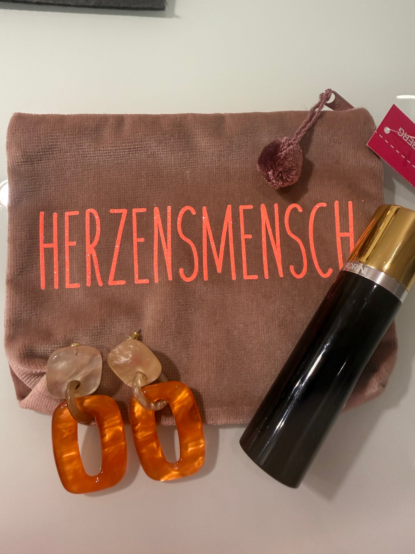 Verschiedene Samttascherl mit diversen Aufdrucken